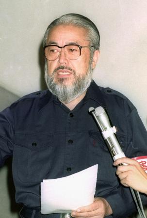 １９９１年９月、雲仙・普賢岳噴火災害の警戒区域について説明する鐘ケ江管一さん。「ひげの市長」として全国的に知られた＝長崎県島原市役所