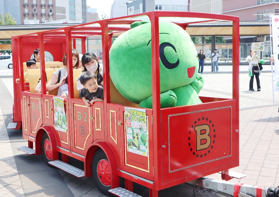 大分市中心部を移動しながら、大分かぼすをアピールする「カボたん」＝大分市末広町