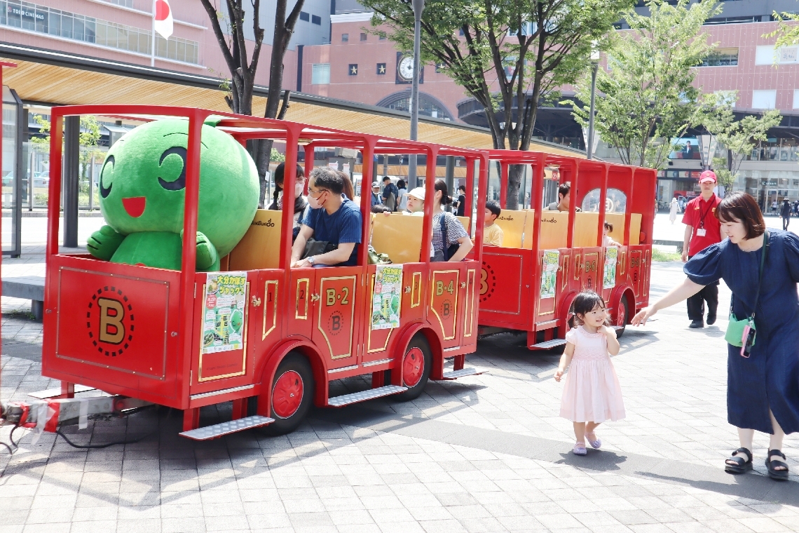大分市中心部を移動しながら、大分かぼすをアピールする「カボたん」