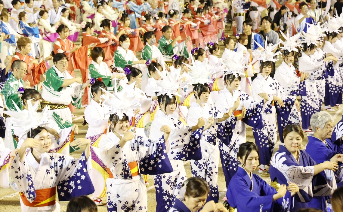 優雅に踊る参加者＝２３日夜、大分市東鶴崎の鶴崎公園グラウンド