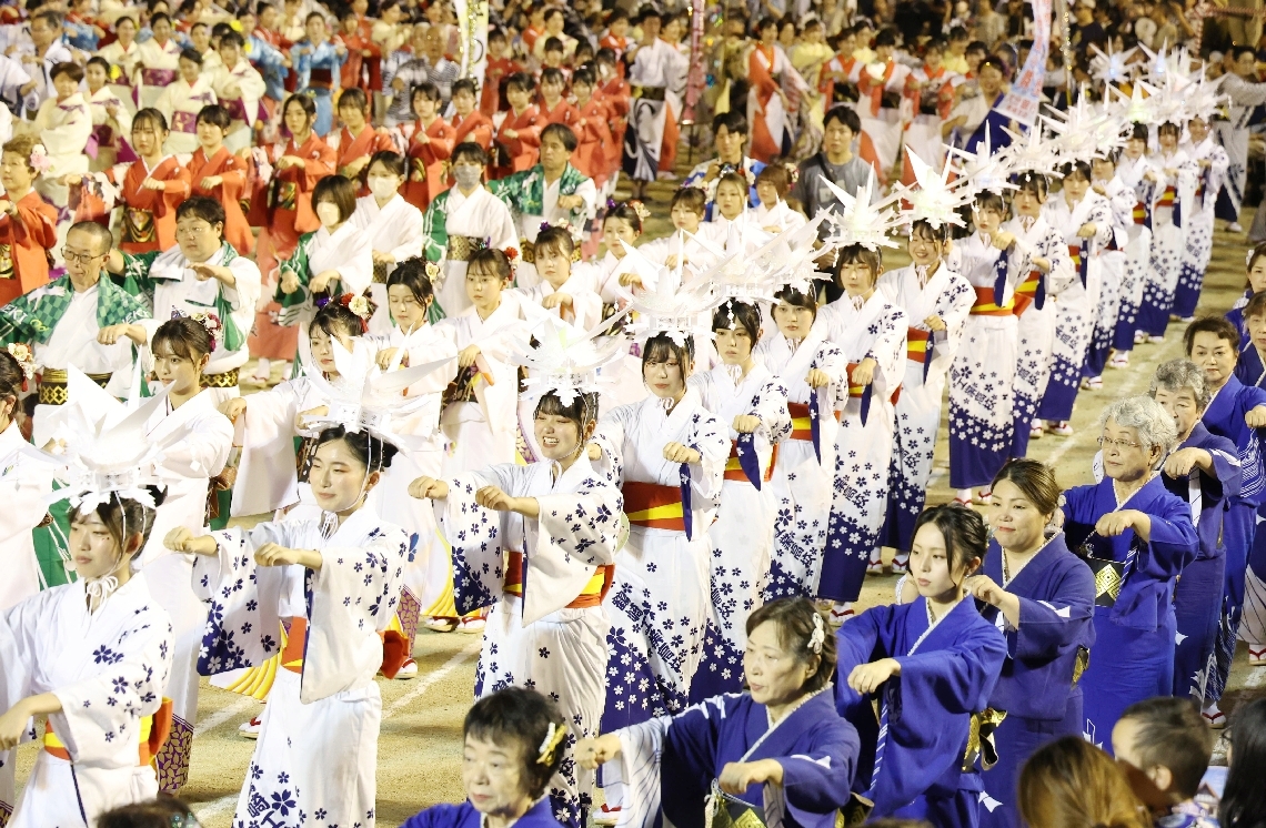 優雅に踊る参加者