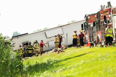 ニューヨーク州バファロー付近の高速道路で横転事故を起こした観光バス＝２２日（ザ・バファロー・ニューズ提供、ＡＰ＝共同）
