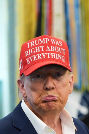 ホワイトハウスの大統領執務室で話すトランプ米大統領＝２２日、ワシントン（ＡＰ＝共同）
