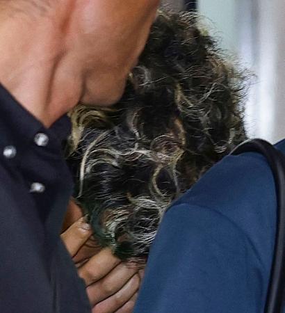 神戸市の女性殺害事件で、移送のためＪＲ新神戸駅に到着した谷本将志容疑者＝２２日午後１１時３４分