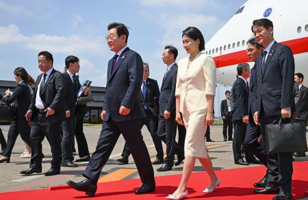 羽田空港に到着した韓国の李在明大統領（中央左）と妻の金恵景氏＝２３日午前