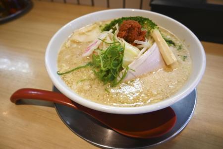 山形市の飲食店のラーメン＝２０２３年４月