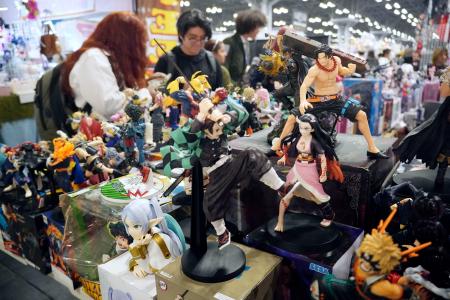 「アニメＮＹＣ」で販売されるフィギュア＝２１日、米ニューヨーク（共同）