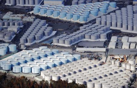 東京電力福島第１原発の敷地に林立する保管タンク＝２０２４年２月
