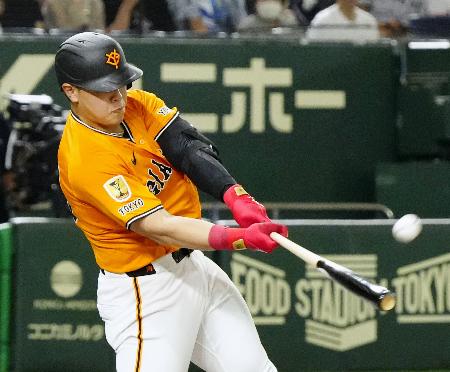 ５回巨人無死、岡本が左越えに先制ソロを放つ＝東京ドーム