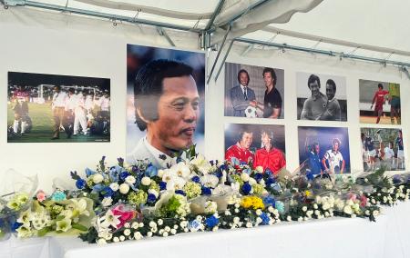 パナソニックスタジアム吹田の場外広場に設置された、釜本邦茂さんをしのぶ献花台＝２３日
