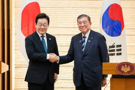 共同記者発表後、韓国の李在明大統領（左）と握手する石破首相＝２３日午後、首相官邸