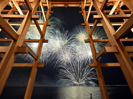 大阪・関西万博の会場で打ち上げられた花火＝２３日夜、大阪市此花区の夢洲（１０秒間露光）