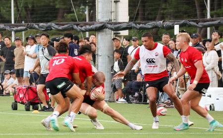 合宿を公開し、ファンが見守る中で練習するラグビー日本代表＝宮崎市