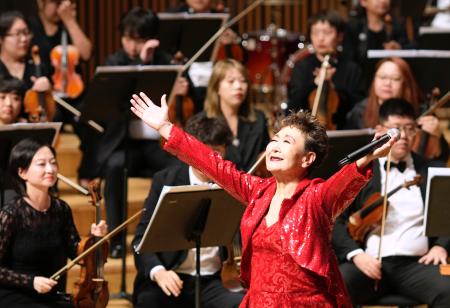 日中文化交流コンサートでステージに立つ加藤登紀子さん＝２３日、中国黒竜江省ハルビン（共同）