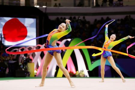 新体操世界選手権の団体総合で金メダルを獲得した日本のリボンの演技＝リオデジャネイロ（ＡＰ＝共同）