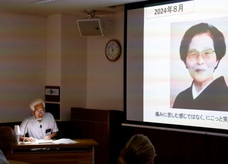 認定患者だった義母キミ子さんの体験を講話する中坪勇成さん＝２４日午前、富山市