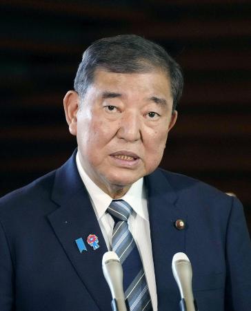 首相官邸で記者団の取材に応じる石破首相＝１９日午後