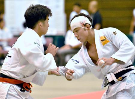 男子６０キロ級準決勝で半田颯と対戦する高藤直寿（右）＝兵庫県尼崎市