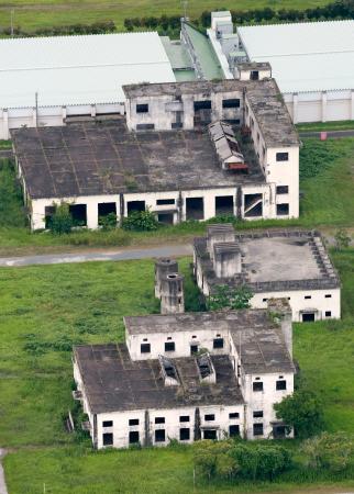 陸上自衛隊小倉駐屯地曽根訓練場の敷地に残る、曽根製造所の遺構＝２４日午後、北九州市（共同通信社ヘリから）