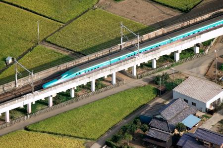 車両故障が発生した東北新幹線やまびこ６３号＝２４日午後４時５分、茨城県古河市（共同通信社ヘリから）