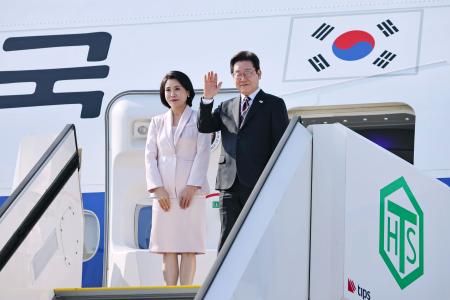 米国のワシントンへ向けて羽田空港を出発する韓国の李在明大統領と妻の金恵景氏＝２４日午後（代表撮影）