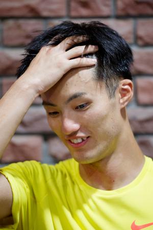 男子１００メートルの２回目を棄権し、取材に応じる柳田大輝＝ロートフィールド奈良