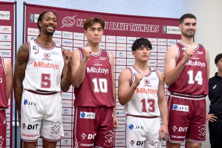 バスケットボールＢリーグ１部の川崎に新加入したリスティッチ（右端）＝２４日、川崎市