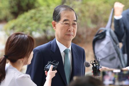 ２２日、取り調べを受けるため特別検察官の事務所に出頭した韓国の韓悳洙前首相＝ソウル（聯合＝共同）