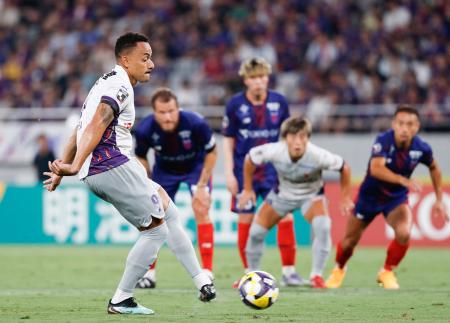 ＦＣ東京―京都　前半、先制ＰＫを決める京都・ラファエルエリアス＝味スタ