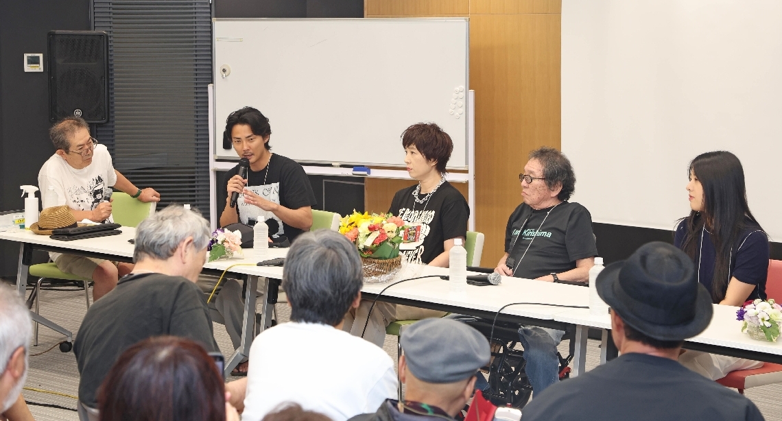 映画「桐島です」のシンポジウムに臨む高橋伴明監督（右から２人目）や毎熊克哉ら制作陣＝２４日、由布市湯布院町川上のゆふいんラックホール