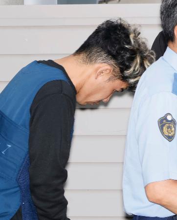 送検のため神戸・葺合署を出る谷本将志容疑者＝２４日午前