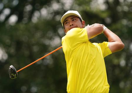 最終ラウンド、１８番でティーショットを放つ松山英樹。通算３オーバーで２９位＝イーストレークＧＣ（共同）