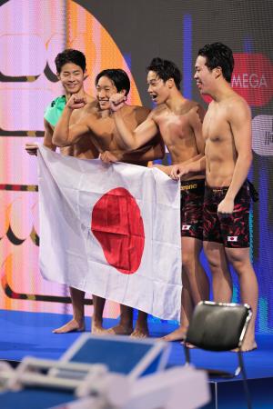 競泳の世界ジュニア選手権の男子４００ｍメドレーリレーで優勝した日本＝２４日（ゲッティ＝共同）