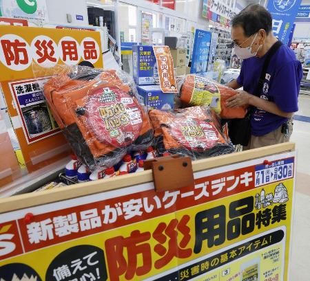 家電量販店に設置された防災用品コーナー＝昨年８月、鹿児島県志布志市