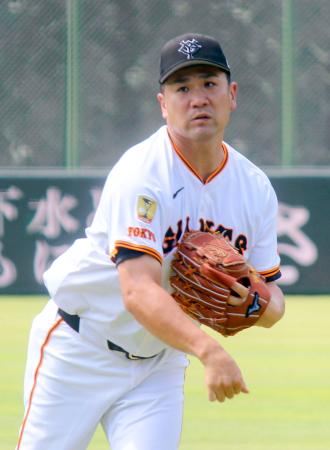 キャッチボールで調整する巨人・田中将＝川崎市のジャイアンツ球場
