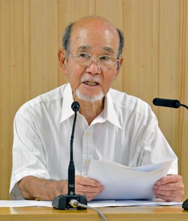 記者会見する式典実行委員長の宮川泰彦弁護士＝２５日午後、東京都庁