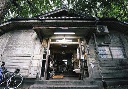 京都大の吉田寮の築１００年を超える「現棟」＝京都市左京区（同寮自治会提供）