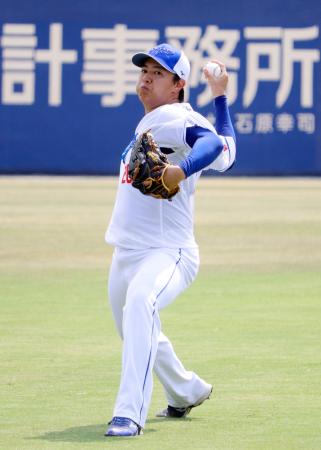 キャッチボールする中日・仲地＝ナゴヤ球場