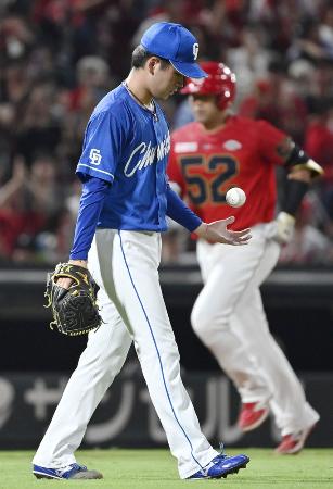 ２４日の広島戦で末包（右）に２ランを浴びた中日・金丸＝マツダ