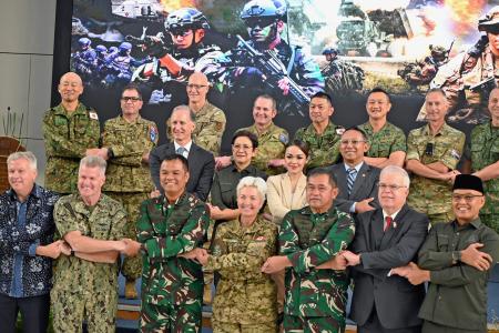 ２５日、ジャカルタで、合同演習「スーパーガルーダシールド」の開始式に集まった各国の軍幹部ら（共同）