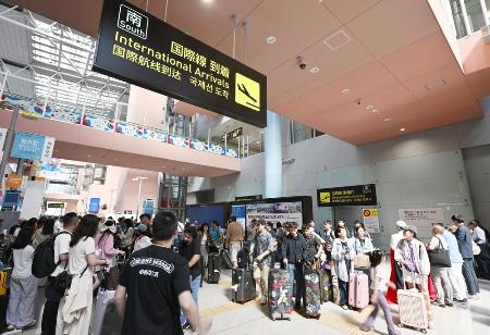 お盆休みで混雑する関西空港＝１６日