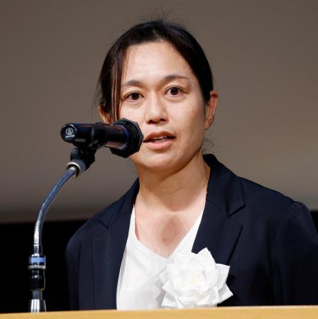 北九州市で開かれた飲酒運転撲滅の県民大会で話す大上かおりさん＝２５日午後