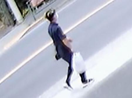 東京都奥多摩町で２２日、住宅の防犯カメラに写った谷本将志容疑者とみられる人物（住民提供）