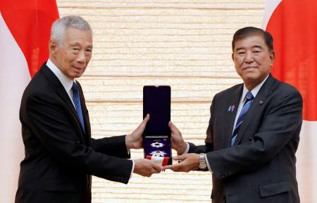 勲章伝達式でシンガポール前首相のリー・シェンロン上級相（左）と写真に納まる石破首相＝２５日午後、首相官邸