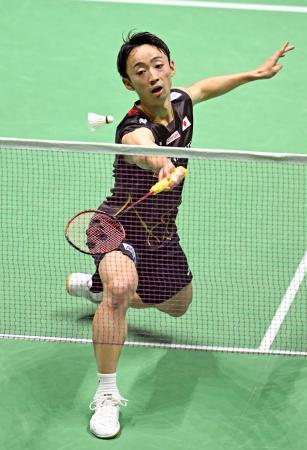 男子シングルス１回戦　中国選手と対戦する田中湧士＝パリ（共同）