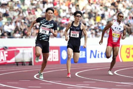 陸上日本選手権の男子４００メートル決勝　力走する佐藤風雅（左）。中央は今泉堅貴＝７月、国立競技場