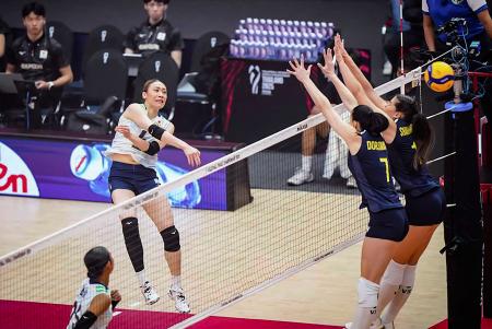 ウクライナ戦でスパイクを放つ石川＝バンコク（Ｖｏｌｌｅｙｂａｌｌ　Ｗｏｒｌｄ提供）