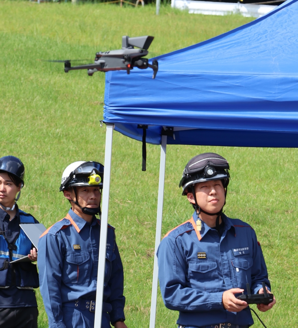 ドローンを飛ばす別府市消防本部の隊員