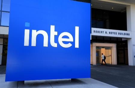 米カリフォルニア州の本社にあるインテルのロゴ（ゲッティ＝共同）