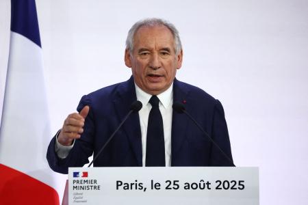 記者会見するフランスのバイル首相＝２５日、パリ（ロイター＝共同）